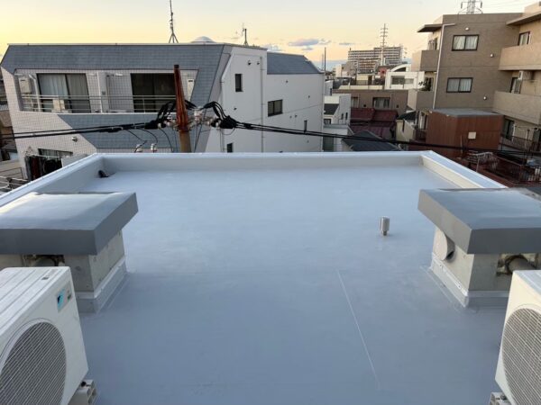 川崎市にて屋上防水〈塩ビシート防水のメンテナンス工事〉の施工後写真